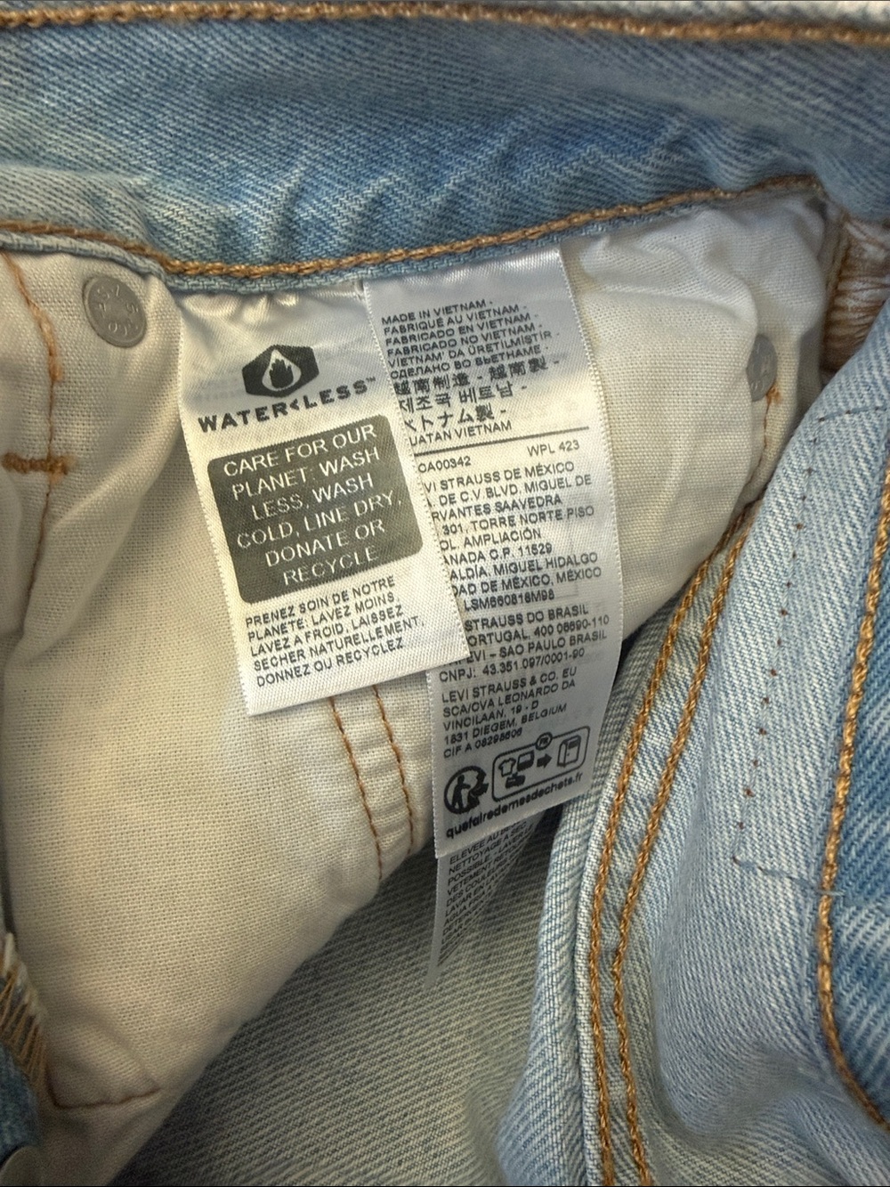 Levi's NEW Light tBlue Distressed High-Rise Denim Shorts size 28 - Picture 5 of 9